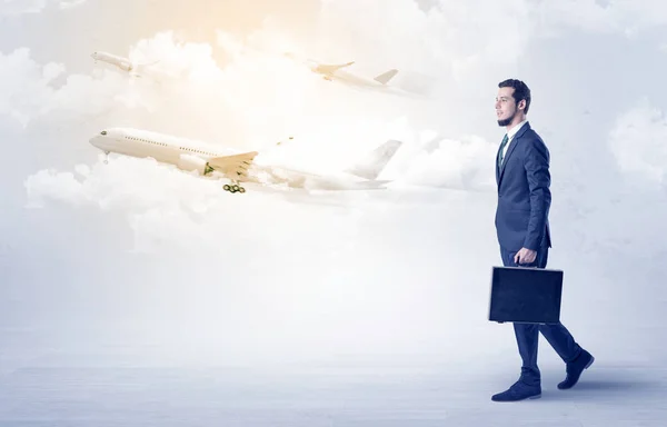 Affärsman kommer någonstans med flygplan — Stockfoto