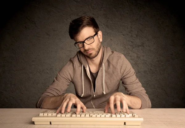 Geek ordinateur tapant sur le clavier — Photo