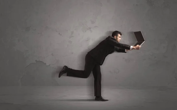 Laufender Geschäftsmann mit Gerät in der Hand — Stockfoto