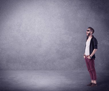 Boş uzayda bağıran manken