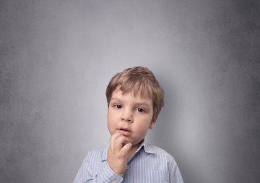 Sevimli küçük çocuğun önünde boş bir duvar