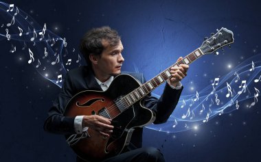 Yalnız besteci gitar çalmaya