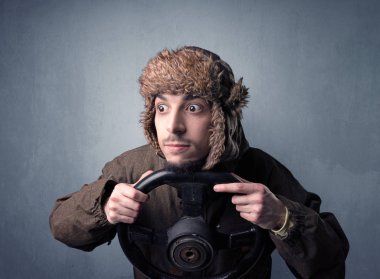 Elinde direksiyon tutan adam