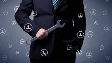 Yakışıklı adam elindeki aracıyla ayakta