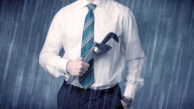 Elindeki aracıyla ayakta işveren