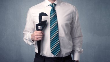 Businesman ayakta elinde aracıyla