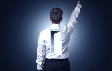 Sırtını kapıya ile ayakta işadamı