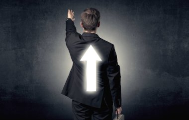 Genç işadamı ile ok sırtında duran