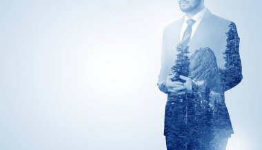 Dağ ile ayakta işadamı