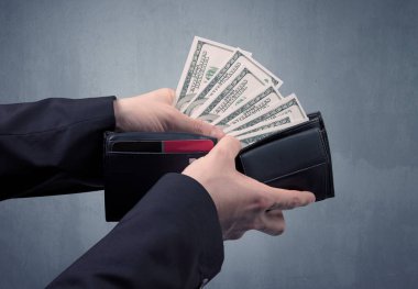 Takım elbise elinde Doları cüzdanından dışarı alır