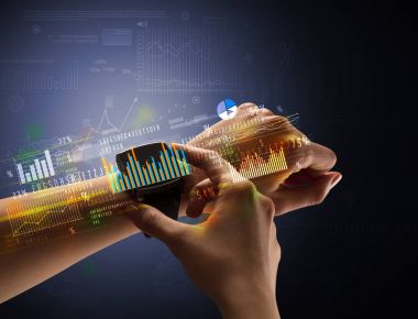 Smartwatch giyen kadın eli kapatın