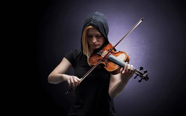 Violinista tocando el instrumento con empatía — Foto de Stock