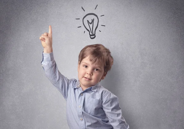 Niño inteligente frente a una pared gris dibujada — Foto de Stock