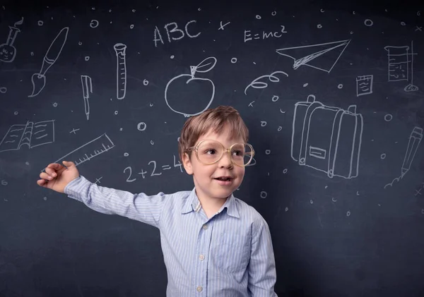 Niño frente a una pizarra dibujada — Foto de Stock