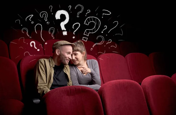 Paar im Kino mit Fragen — Stockfoto