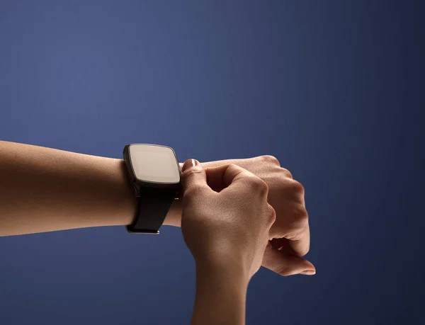 Närbild kvinnliga hand med balck smartwatch skärm — Stockfoto