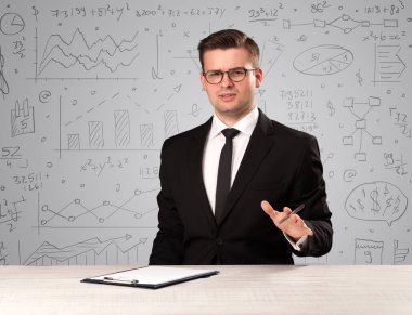 Masada oturan bir iş adamı.