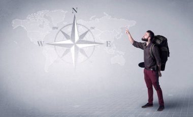 Sırt çantalı genç adam.