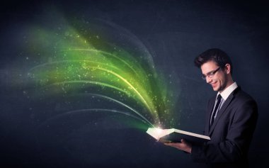 Genç adam dalga ile kitap