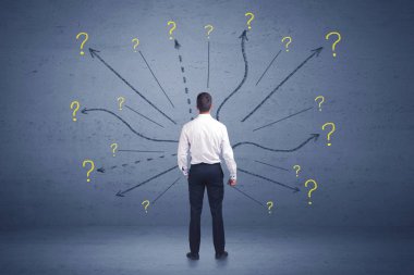 Çizgiler ve soru işareti önünde duran işadamı konsantrasyon işaretleri