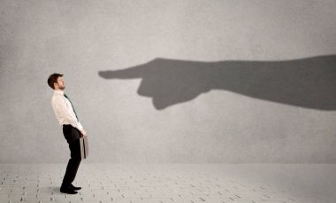 İş kişi ona konsantrasyon gösteren büyük gölge ele arıyorsunuz