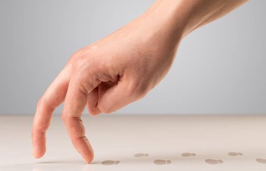 parmakları yürüyen