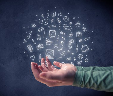 Karışık çizimler tutan el