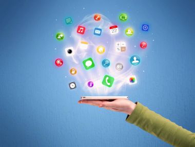 Tablet telefon app simgeleri ile tutan el