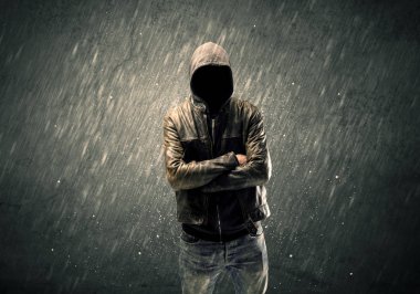 Kapüşonlu hayalet yüzlü adam