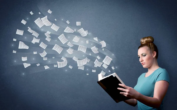 Jovem senhora segurando livro — Fotografia de Stock