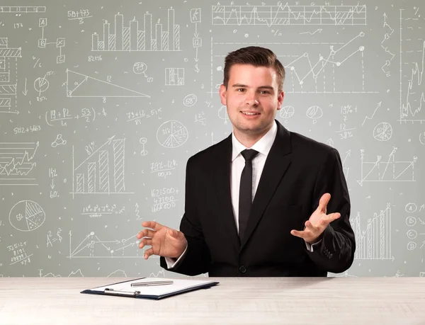 Zakenman zit aan een bureau — Stockfoto