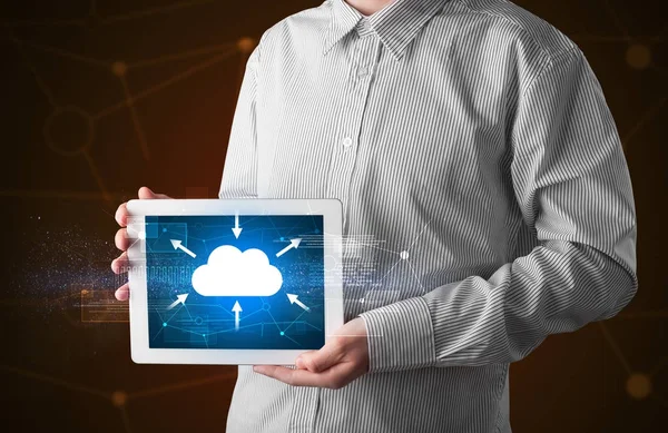 Бизнесмен держит планшет с иконкой облака — стоковое фото