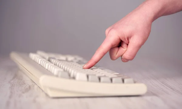 Sluiten van de hand drukken toetsenbord knoppen — Stockfoto