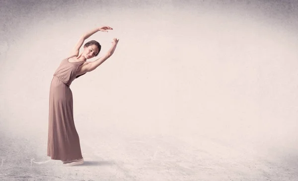 Bailarina de ballet moderna realizando salto de arte con fondo vacío —  Fotos de Stock