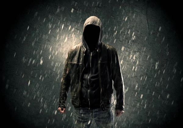 暗闇の中に立っている未知の容疑者 — ストック写真