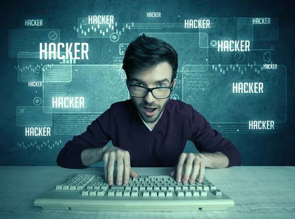 带键盘和眼镜的黑客 — 图库照片