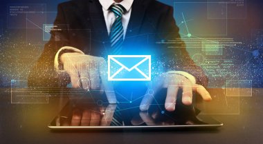 Yazarak ve simgesi üzerinde posta işadamı