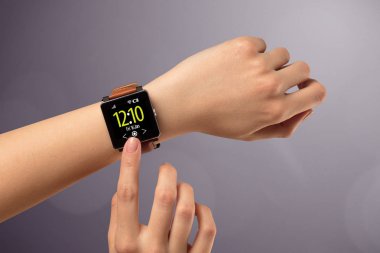 Giyen ve smartwatch basarak el