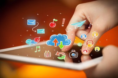Tablet ile sosyal simgeler dokunmadan parmak