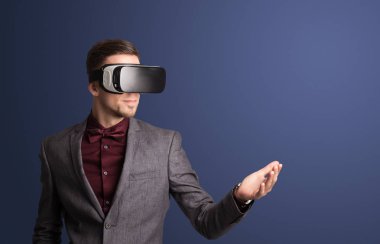 İşadamı ile sanal gerçeklik koruyucu gözlük