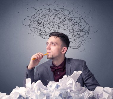 İşadamı buruşuk kağıt üzerinde