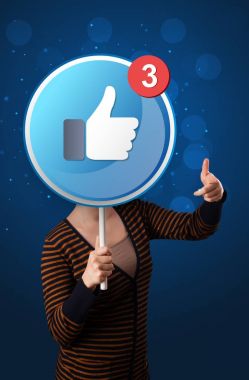 Facebook üye tutan kadın 