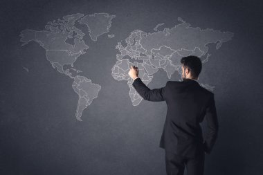 Dünya haritası olan iş adamı