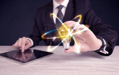 renkli bir ampul tutan işadamı