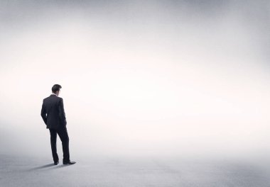 Boş beyaz arkaplanı olan satıcı