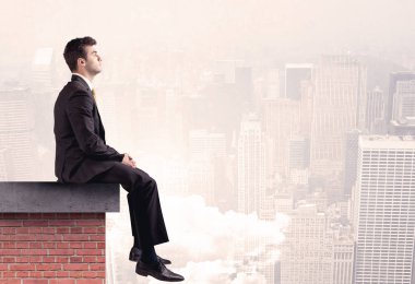 Şehirde çatıda oturan ofis çalışanı
