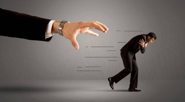 İş adamı büyük bir elden kaçıyor.