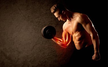 Formda vücut geliştirici, kırmızı kas konseptiyle ağırlık kaldırıyor.