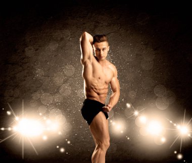 Güçlü seksi erkek vücut çalışıyor.