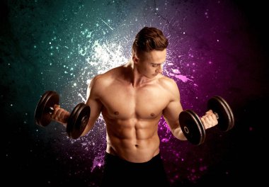 Çekici kaslı adam ağırlık kaldırıyor.